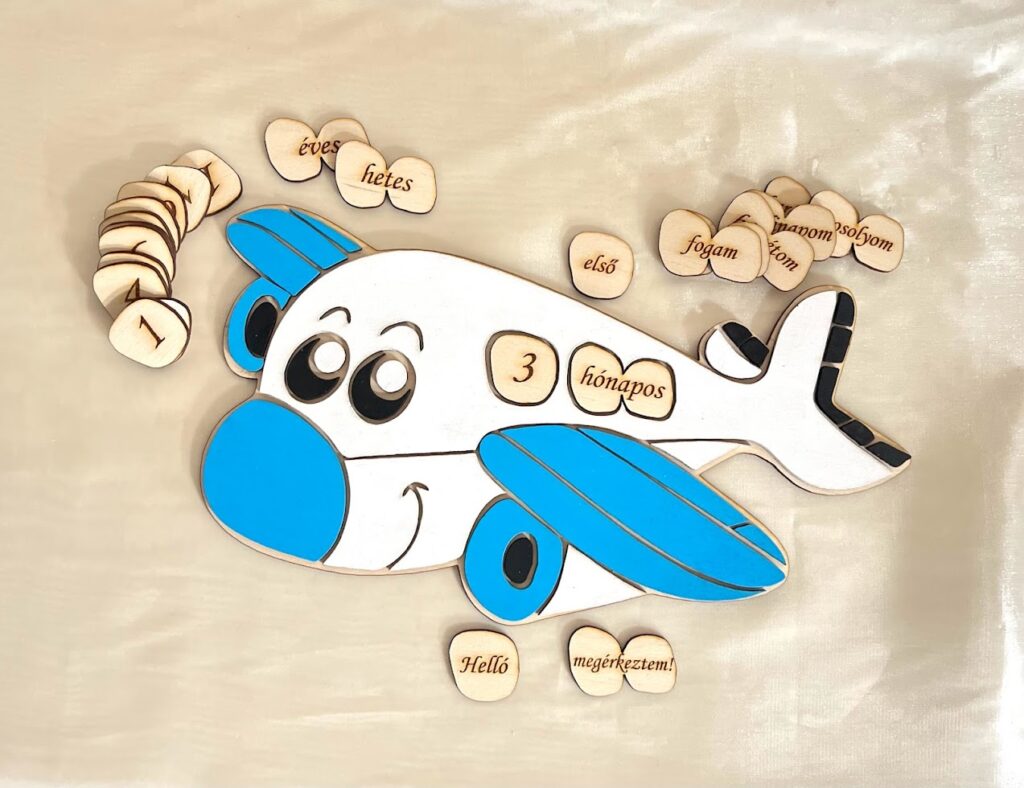 Fa repülő mérföldkő fotózási kellék babáknak – cserélhető feliratokkal