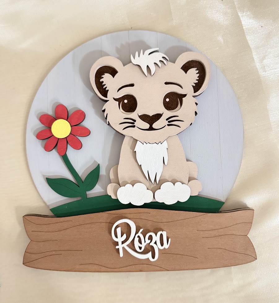 Oroszlános, névre szóló gyerekszoba dekoráció – egyedi, kézzel készített fal- és ajtódísz