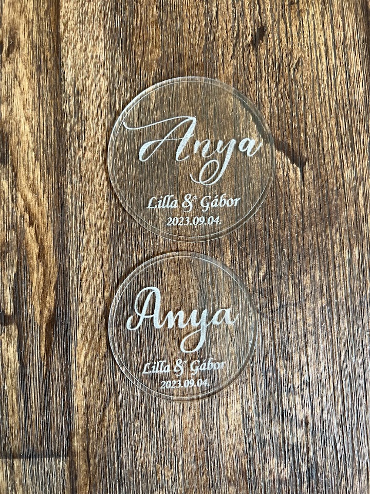 Plexi esküvői poháralátét – egyedi gravírozott ültetőkártya