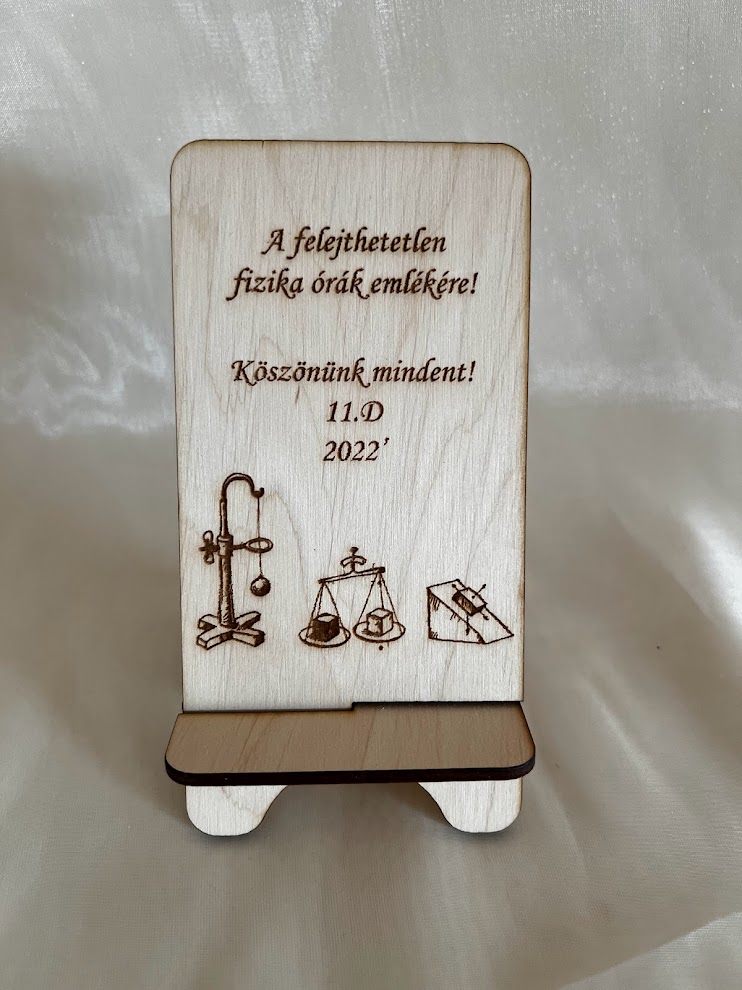 Ballagási ajándék pedagógusoknak – gravírozott fa telefontartó egyedi üzenettel