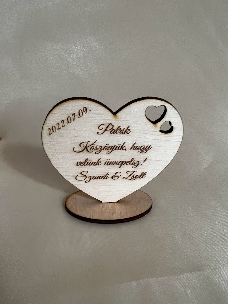 Gravírozott talpas fa szív – esküvői ültetőkártya és köszönőajándék