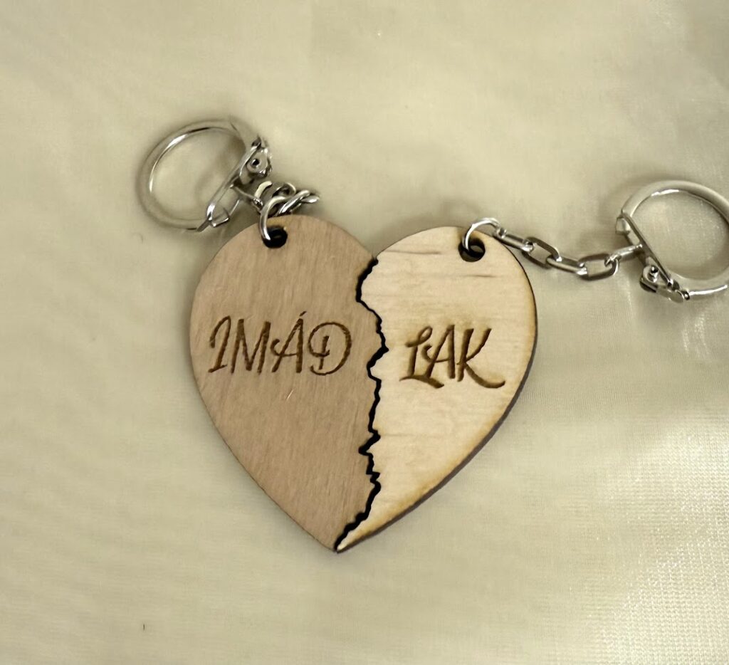 Két részes fa szív kulcstartó pároknak – „Imádlak” gravírozással, egyedi ajándék Valentin-napra