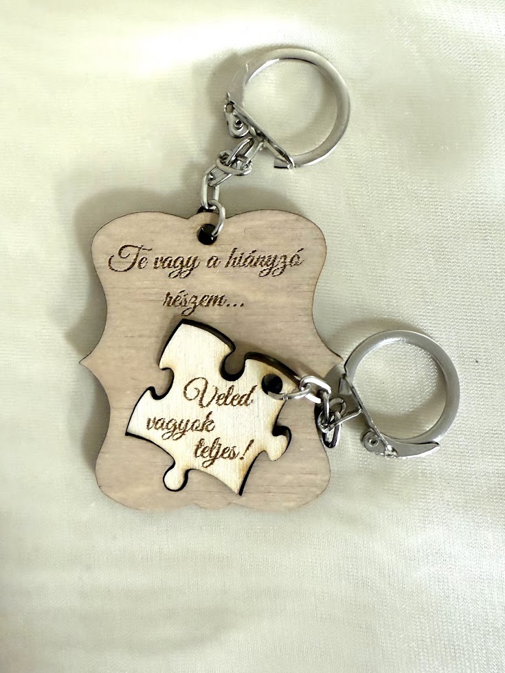 Puzzle páros fa kulcstartó – „Te vagy a hiányzó részem” gravírozással, romantikus ajándék pároknak