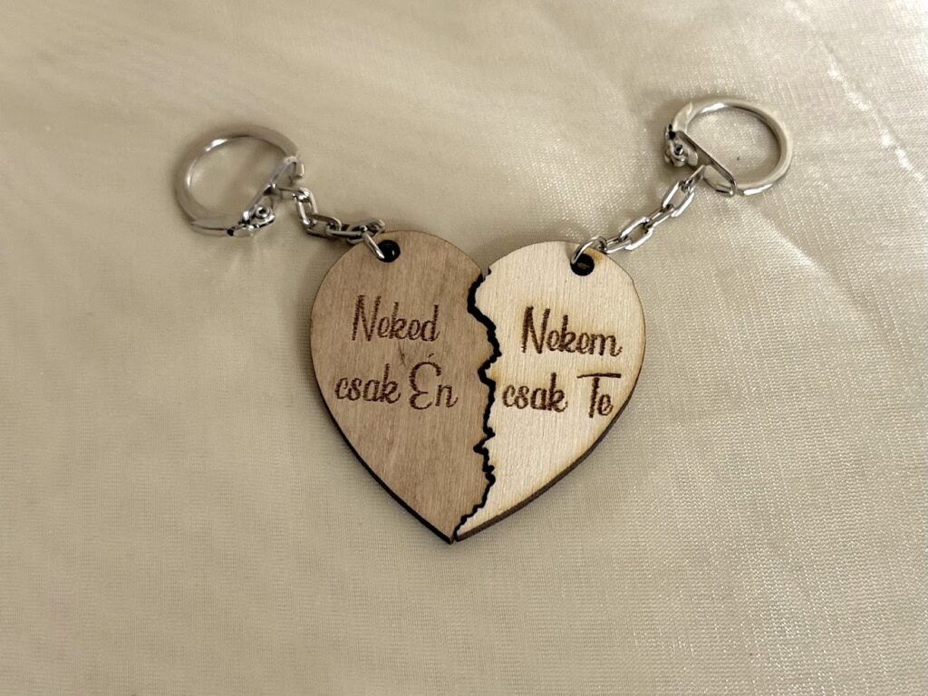 Páros szív fa kulcstartó gravírozással – romantikus idézettel, egyedi ajándék pároknak