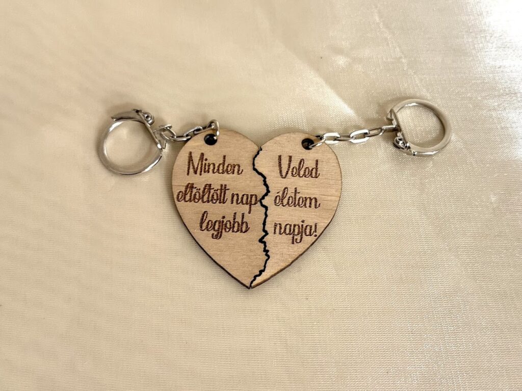 Páros szív fa kulcstartó gravírozással – romantikus idézettel,pároknak