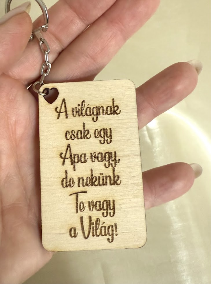 Gravírozott fa kulcstartó idézettel – egyedi ajándék apának