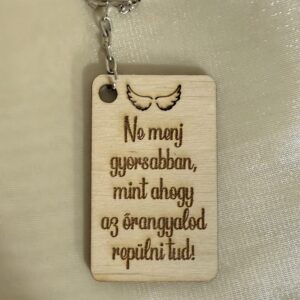 Gravírozott fa kulcstartó angyalos idézettel – megható ajándék szeretteinknek bármilyen alkalomra