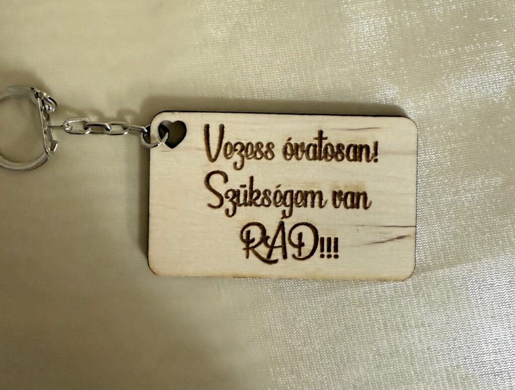 Vicces gravírozott fa kulcstartó – „Szükségem van RÁD!” felirattal, ajándék pároknak és barátoknak
