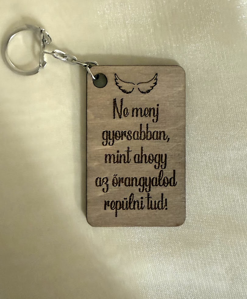 Gravírozott fa kulcstartó angyalos idézettel – megható ajándék szeretteinknek bármilyen alkalomra
