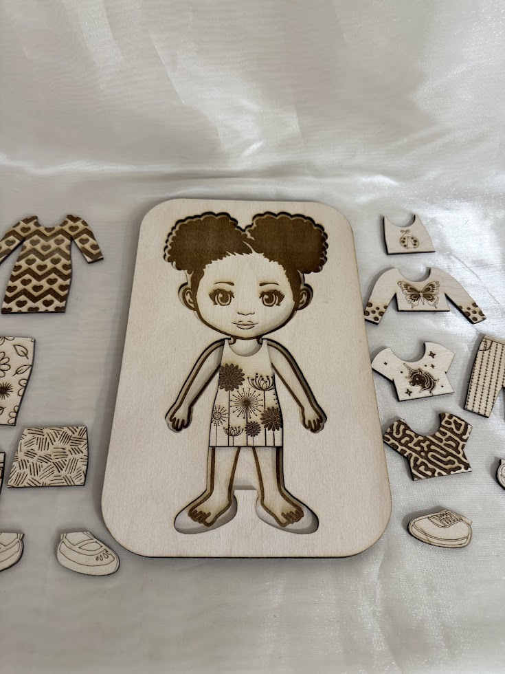 Kreatív fa öltöztetős játék gyerekeknek – fejlesztő, színezhető és cserélhető ruhás játék