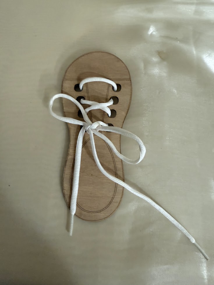 cipőfűző tanító játék gyerekeknek – készségfejlesztő, finommotorika fejlesztő játék