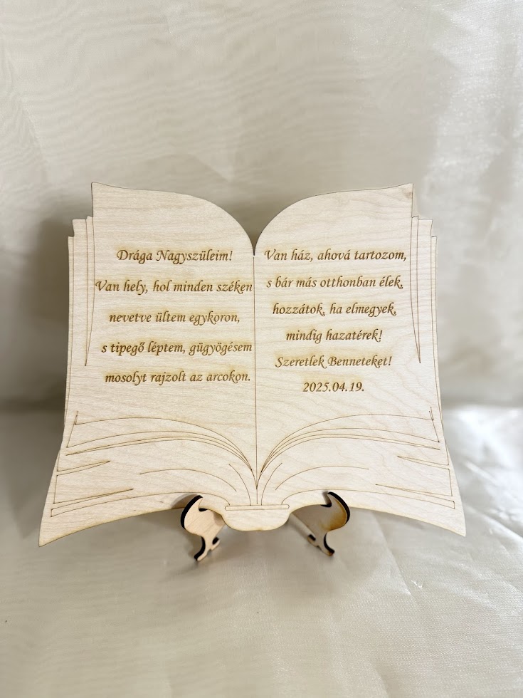 Könyv alakú gravírozott fa szülőköszöntő