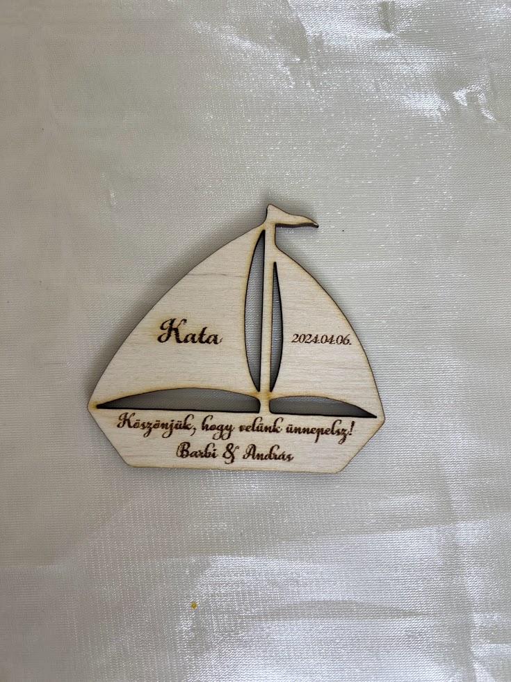 Fa vitorláshajó hűtőmágnes – egyedi esküvői ültetőkártya és köszönőajándék