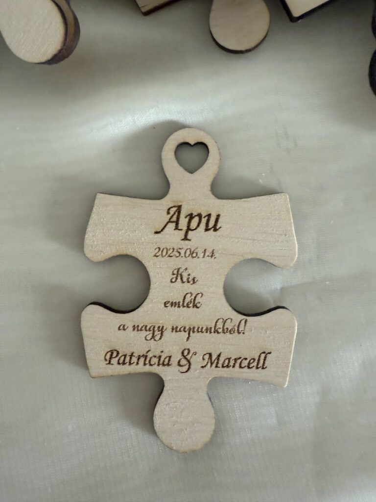 Gravírozott puzzle fa hűtőmágnes – egyedi esküvői köszönőajándék