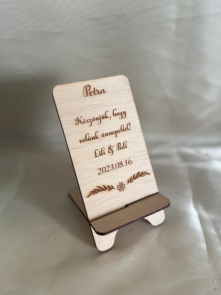 Esküvői köszönetajándék telefontartó és ültető egyben – gravírozott, személyre szabható fa dekor