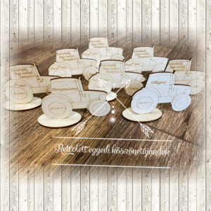 Gravírozott talpas fa traktor – esküvői ültetőkártya és köszönőajándék