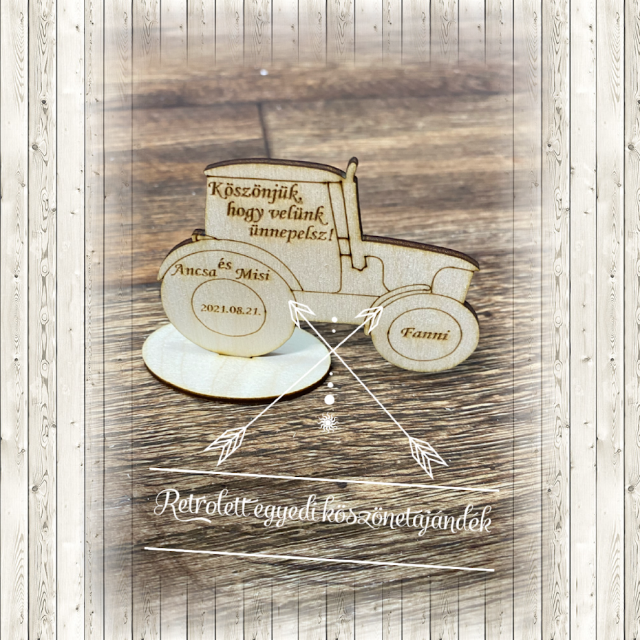 Gravírozott talpas fa traktor – esküvői ültetőkártya és köszönőajándék