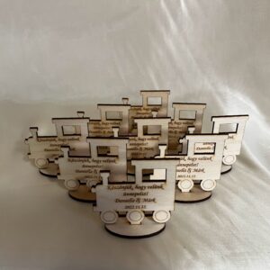 Gravírozott talpas fa mozdony – esküvői ültetőkártya és köszönőajándék