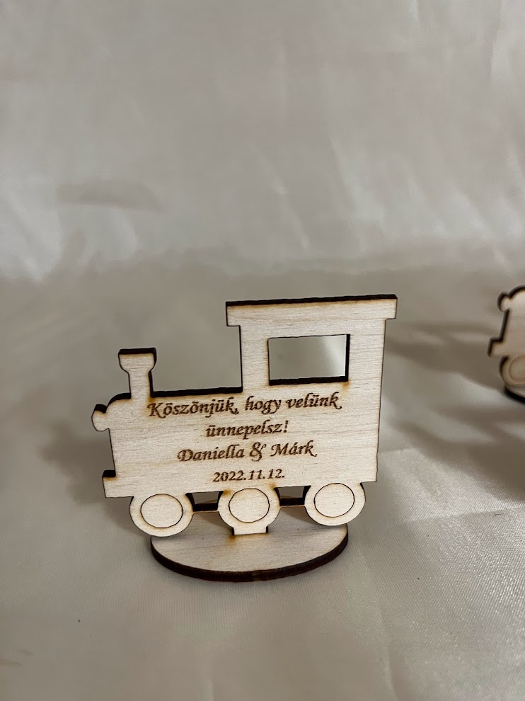 Gravírozott talpas fa mozdony – esküvői ültetőkártya és köszönőajándék