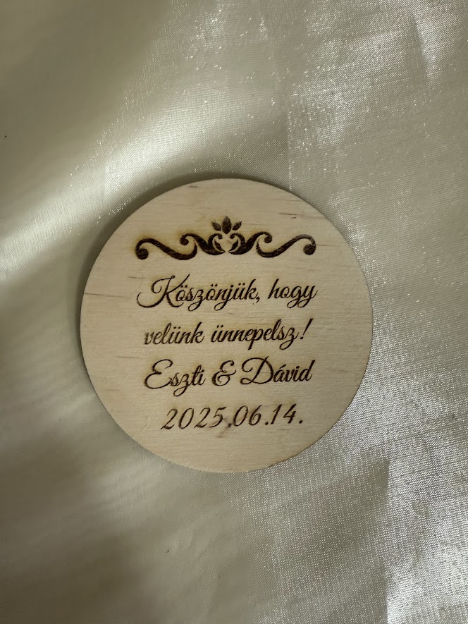 Gravírozott fa poháralátét – esküvői köszönőajándék