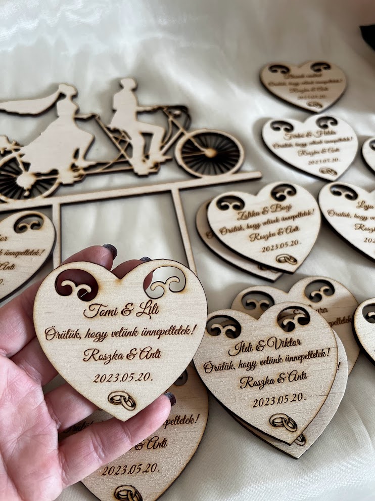 Gravírozott fa hűtőmágnes – esküvői köszönőajándék szív