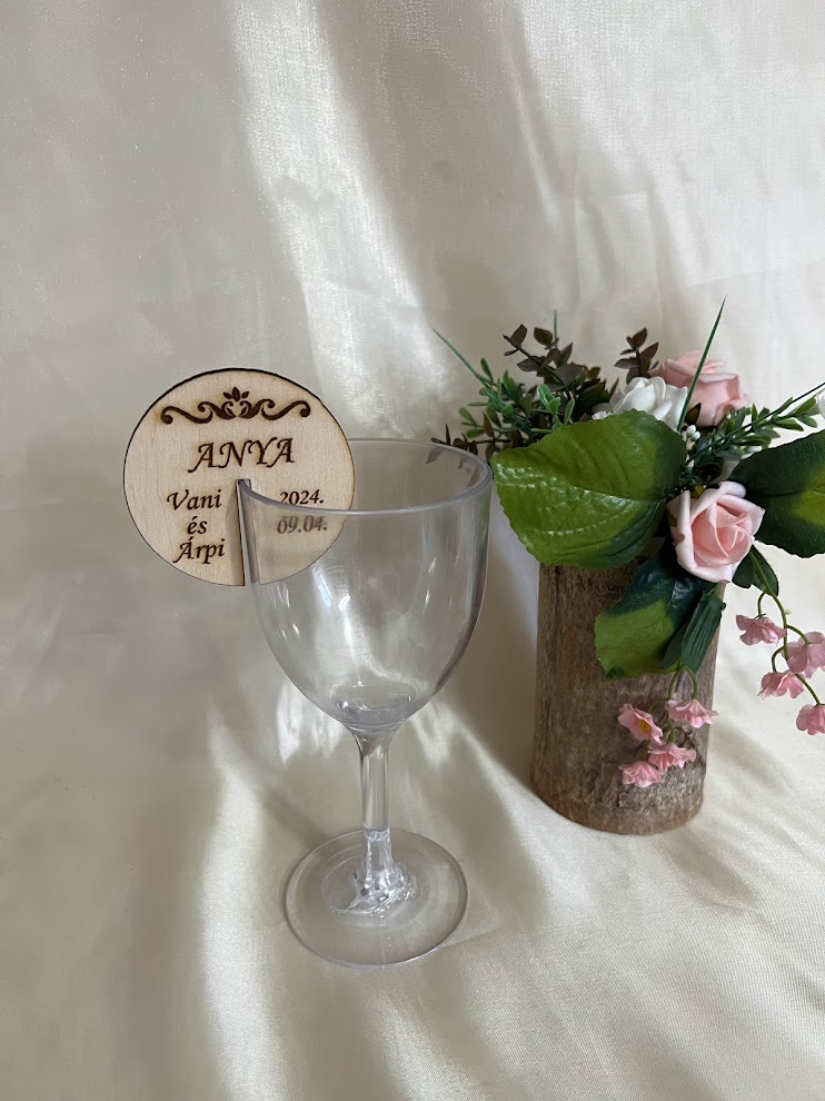 Gravírozott fa ültetőkártya pohárjelölő – személyre szabott esküvői köszönetajándék