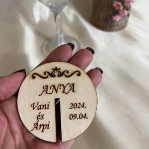 Gravírozott fa ültetőkártya pohárjelölő – személyre szabott esküvői köszönetajándék