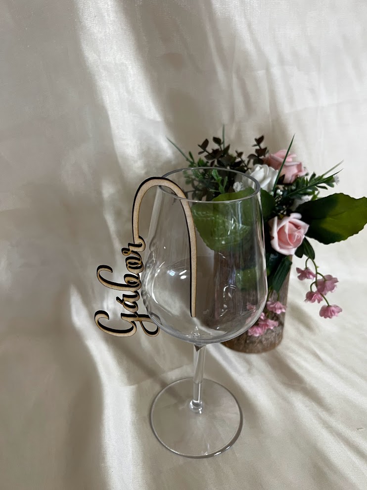 Egyedi fa névvel gravírozott ültető pohárjelölő – esküvői vendégajándék