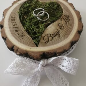 Rönkfából készült szív bemarásos gyűrűtartó