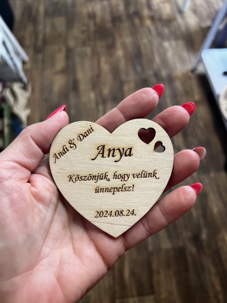 Gravírozott fa hűtőmágnes – esküvői köszönőajándék szív formában