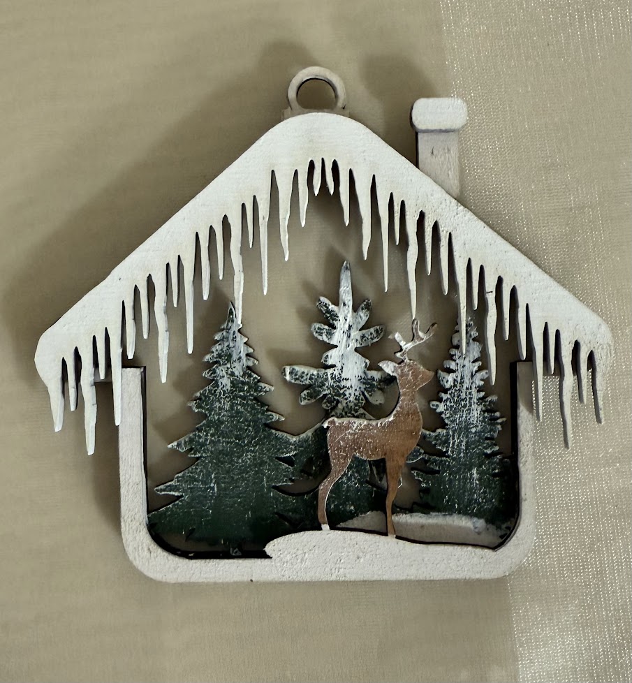 3D házikó karácsonyfadísz jégcsapokkal – kézzel festett fa dísz