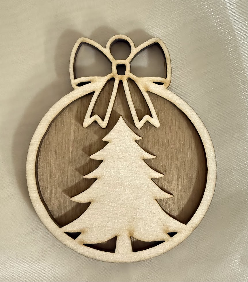 Masnis karácsonyfadísz fenyőfával