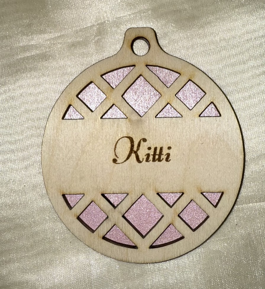 Geometrikus mintás karácsonyfadísz névvel