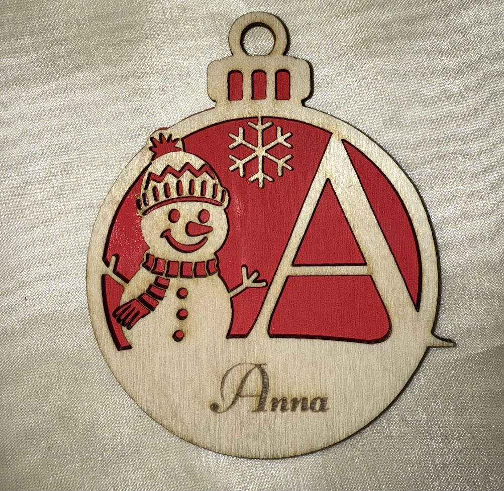 Hóemberes karácsonyfadísz kezdőbetűvel és névvel – egyedi fa dísz