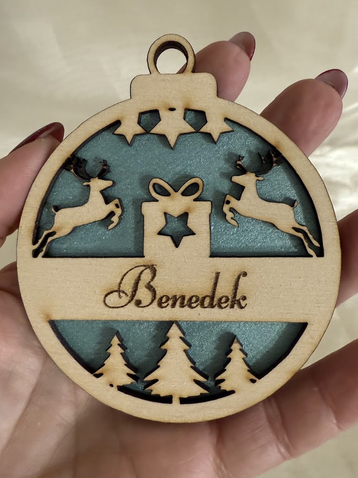 Rénszarvasos karácsonyfadísz ajándék motívummal