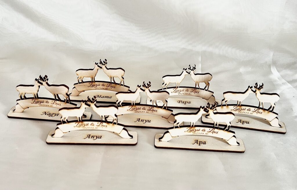 Egyedi fa szarvasos ültető és köszönetajándék – vadász stílusú esküvői névtábla