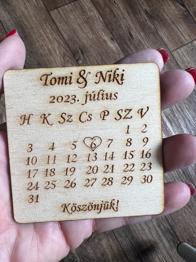 Gravírozott naptáras fa poháralátét / hűtőmágnes – egyedi esküvői köszönőajándék