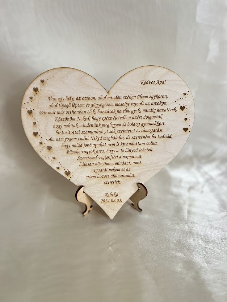 Szív alakú gravírozott fa szülőköszöntő