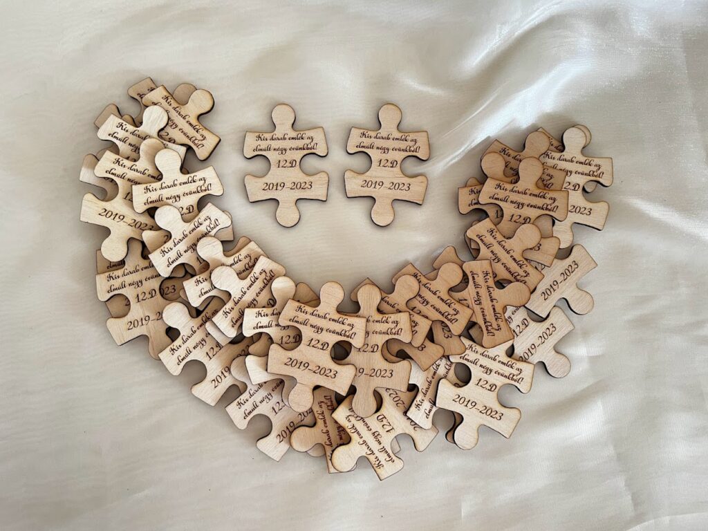 Puzzle hűtőmágnes – személyes emlék az osztály minden tagjának