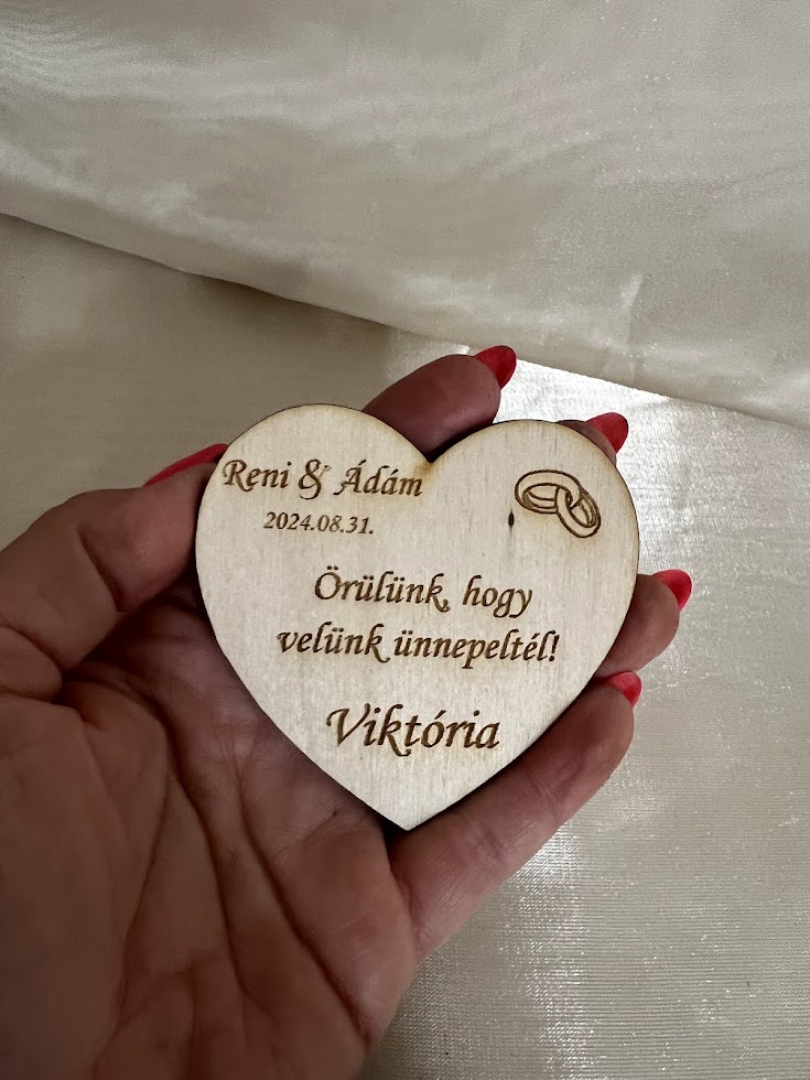 Gravírozott fa hűtőmágnes – esküvői köszönőajándék szív gyűrűkkel