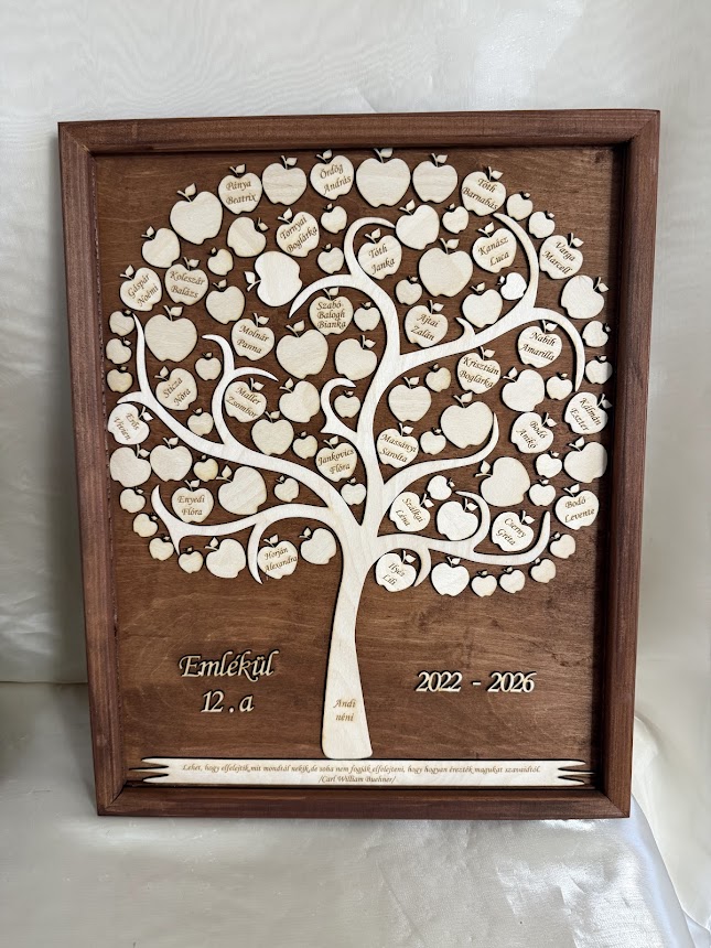 Egyedi ballagási emlékfa – nevekkel gravírozva