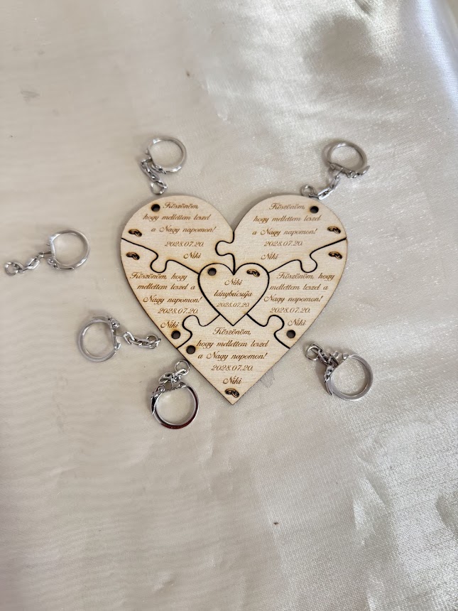 Puzzle szív kulcstartó szett – lánybúcsú ajándék koszorúslányoknak