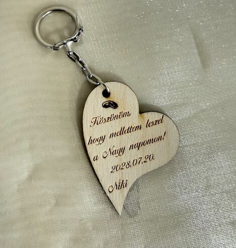 Szív alakú gravírozott kulcstartó koszorúslánynak – egyedi lánybúcsú ajándék