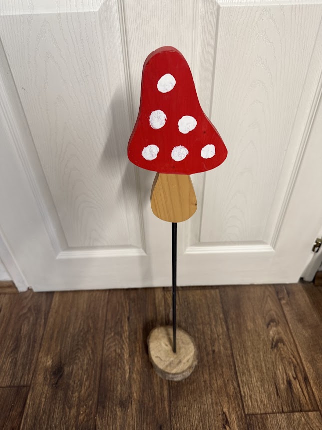 Fa gomba kerti dekoráció – piros pöttyös dísz kertbe, teraszra