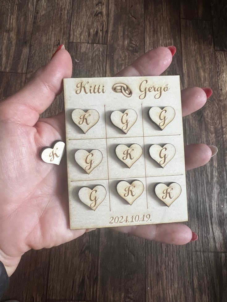 Amőba játék fa köszönetajándék – személyre szabott szívekkel