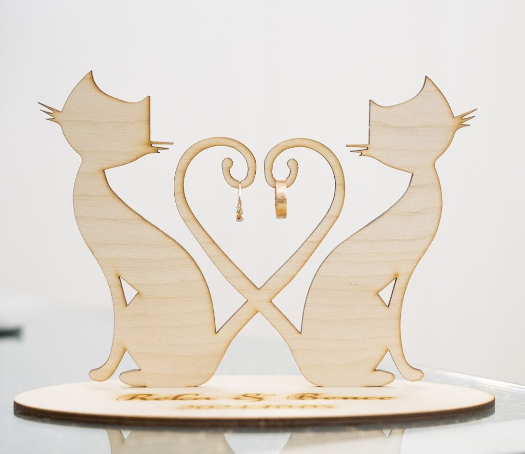 Cicás gyűrűtartó