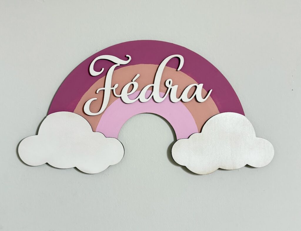 Szivárványos, névre szóló gyerekszoba dekoráció felhőkkel – egyedi, kézzel készített névtábla