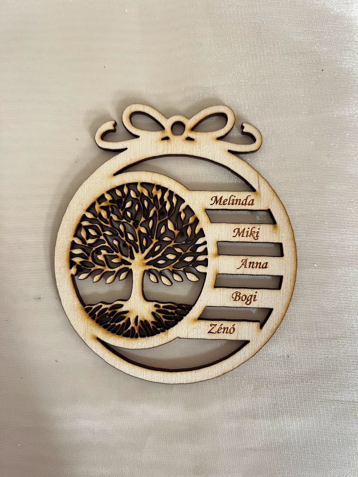 Családfa karácsonyfadísz fából – névre szóló ünnepi dekoráció