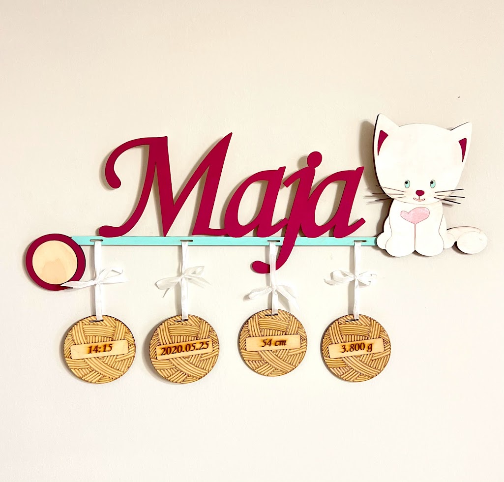 Cicus névtábla a baba születési adataival