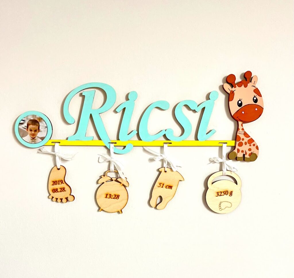 Zsiráf névtábla a baba születési adataival